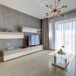 דירה Luxury With Balcony, Area *