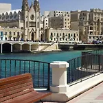 דירה Luxury With Balcony, Area