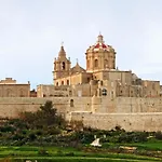דירה Luxury With Balcony, Area