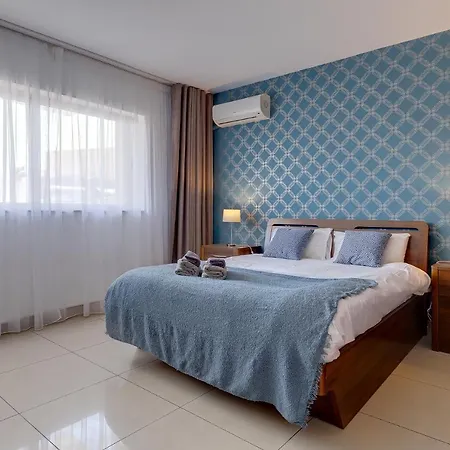Luxury With Balcony, Area Apartment Gzira
