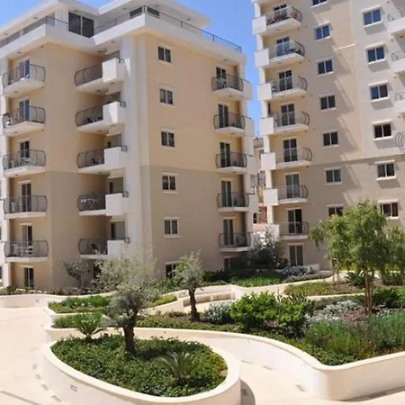 דירה Luxury With Balcony, Area *