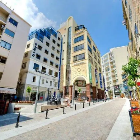 Luxury With Balcony, Area דירה