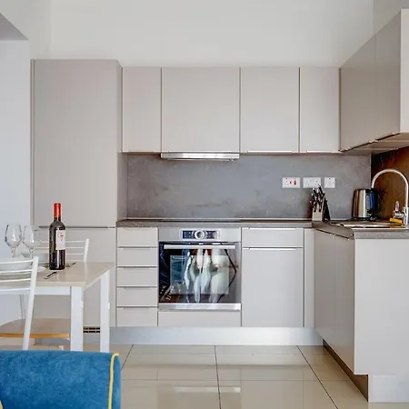 Luxury With Balcony, Area Apartment