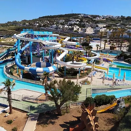 Luxury With Balcony, Area